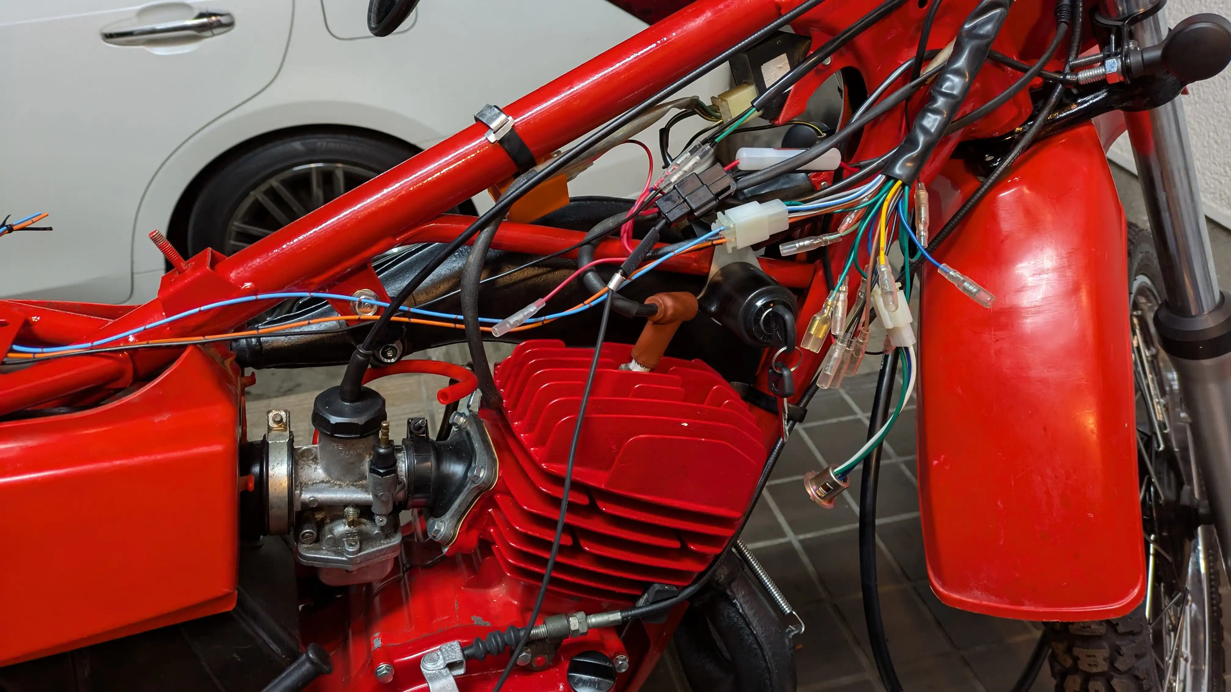 エンジン上の配線